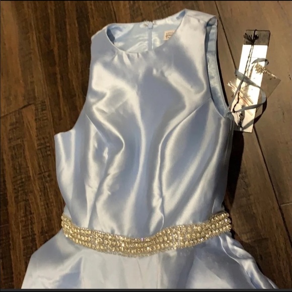 Size 6 - Picture 1 of 3